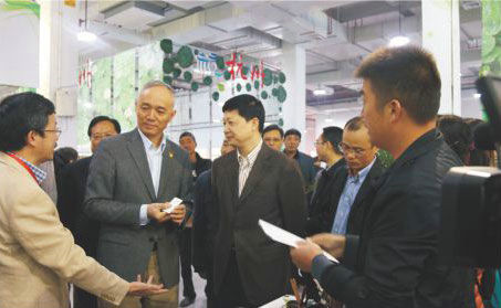 原浙江省常務(wù)副省長(zhǎng)蔡奇在臺(tái)州市委書(shū)記吳蔚榮和市長(zhǎng)張兵等領(lǐng)導(dǎo)陪同下詳細(xì)了解玉環(huán)火山茶發(fā)展情況。