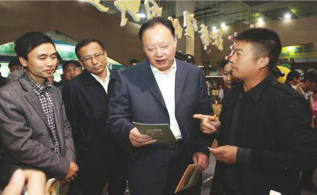 浙江省人大常委會(huì)副主任茅臨生在省農(nóng)業(yè)廳廳長(zhǎng)史濟(jì)錫等領(lǐng)導(dǎo)陪同下與玉環(huán)火山茶創(chuàng)始人林招水親切交談。